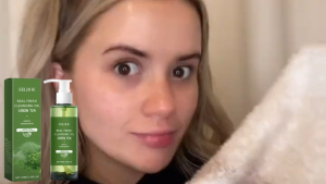 EELHOE Green Tea Makeup Remover Oil gently removes makeup น้ำมันเช็ดเครื่องสำอางชาเขียว ทำความสะอาดเครื่องสำอางอย่างอ่อนโยน ช่วยบรรเทาผิวหน้า ตา และริมฝีปาก ให้ความรู้สึกสดชื่นไม่แห้งตึงหลังใช้