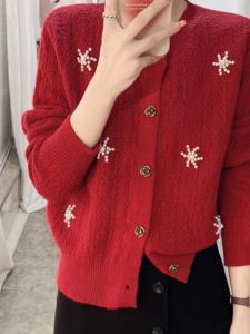 เสื้อสเวตเตอร์ถักสีแดงสไตล์ใหม่สำหรับผู้หญิงในช่วงฤดูใบไม้ผลิปี 2024 เสื้อคาร์ดิแกนเปิดไหล่สไตล์ย้อนยุคแบบลำลอง