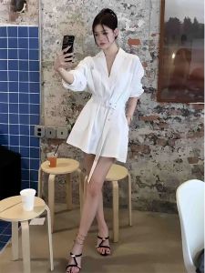 ชุดเดรสสีขาวสไตล์ฝรั่งเศส กระโปรงทรงเอ แขนยาว คอวี ทรงเอ ชุดทำงาน ฤดูร้อน 2024 กระโปรงสั้น เดรสยาวปานกลาง ผู้หญิง