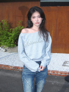 เสื้อฮู้ดคอวีสีเทาสไตล์อเมริกันสำหรับผู้หญิงในฤดูใบไม้ผลิและฤดูใบไม้ร่วง ทรงหลวม แขนยาว ปกโปโล ทรงสั้น เสื้อผ้าสำหรับเดินเล่นในเมือง