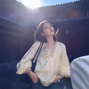 JUSTQUEEN | Áo Sơ Mi Tay Dài Cổ V Thêu Pháp Mới Mùa Xuân