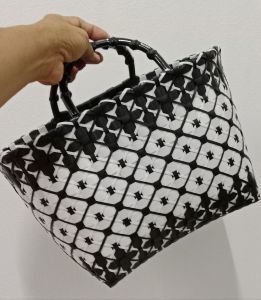 กระเป๋าแฮนด์เมด กระเป๋าสานพลาสติก ขนาด25×13สูง23เซนติเมตร