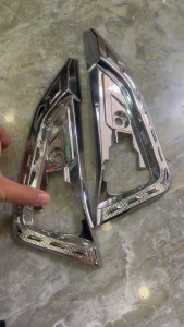 Cặp ốp gác chân sau SH 2020 đến 2024 dòng 125i 150i 160i bằng nhựa xi giống inox và cacbon phụ kiện gắn ngoài xe