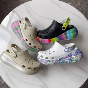 Printed graffiti casual slip-on sandals with holes for ventilation anti-slip and durable foam soles fashionable and versatile slippers
