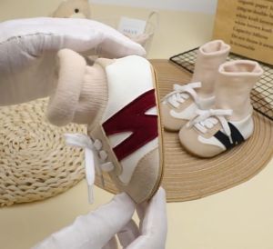 JOYNCLEON Giày đi bộ cho bé mùa thu và mùa đông với còng vít ấm và đầu vớ không dễ rơi ra