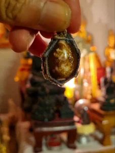 จี้ เบี้ยแก้ ครอบจักรวาล กันมนตร์ดํา คุณไสยเข้าตัว คุณผี ยาเมา ทั้งหลาย ภายในบรรจุ ปรอทเขย่ามีเสียง แถมผ้ายันต์ ปลุกเสก