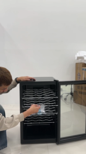 ตู้เก็บไวน์ ตู้ไวน์ รุ่น SC-28AJP เก็บไวน์ได้ 28ขวด ชั้นวางสแตนเลส ทำงานด้วยระบบชิป ทำอุณหภูมิได้ 18-22 องศา