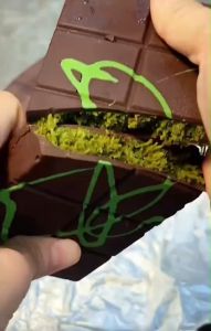 พร้อมส่ง ช็อคโกแลตดูไบ  Dubai Chocolate สอดไส้พิสตาพิโอกับเส้นคูนาฟ่าฉ่ำๆ  ช็อคโกแลตเข้มข้นไส้กรอบ แบรนด์OCOCO ขนาด70g. หน้ากล่องคือวันผลิต