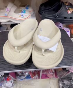 รองเท้า Crocs Sandals MELLOW RECOVERY FLIP (M7-M11) - รองเท้าแตะสวม รองเท้าผู้หญิ่ง-ผู้ชาย รองเท้าเบา นิ่ม สวย ใส่สบาย ใช้ดี รองเท้าทันสมัย