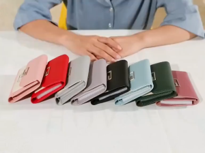 VÍ NỮ CẦM TAY GẬP 3 NHỎ GỌN KHOÁ CÀI ĐỘC ĐÁO VỚI RẤT NHIỀU NGĂN TIỆN DỤNG KIỂU DÁNG SÀNH ĐIỆU CHẤT LIỆU DA BỀN ĐẸP G0050