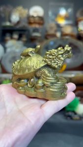 实心💯黄铜 金钱母子龙龟 ➡️母子龙龟造型摆放于家中寓意求家人健康长寿，事业发展及小孩学业有成。  高(Height): 5.5cm  宽(Width): 5x7cm  重(Weight): 310g