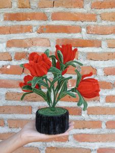 pot mini kawat bulu model mawar 5 tangkai + kupu kupu/bunga kawat bulu pot/pipe cleaner/bunga hias kawat bulu/bunga mawar mini pot/mawar mini kawat bulu