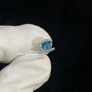 ต่างหูสแตนเลสไททาเนียมรูปเปลือกหอยไข่มุกสีเงินสำหรับผู้หญิง เครื่องประดับแฟชั่นอเนกประสงค์แบบไม่ซ้ำใคร