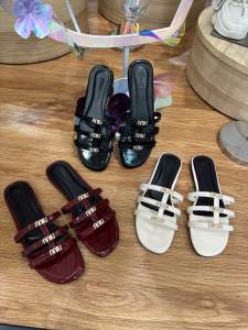 Dép lê da bóng ba quai ngang nhỏ chữ gắn đá xinh P.58