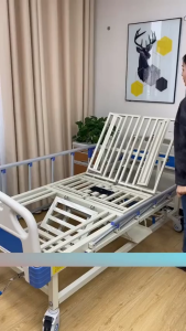 Giường bệnh nhân đầu nhựa 4 tay quay hạ góc nhỏ