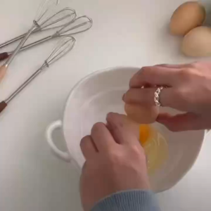 ตะกร้อตีไข่ สเตนเลส ด้ามจับไม้ อเนกประสงค์ ขนาดเล็ก แบบพกพา สําหรับตีครีม ตีไข่ เบเกอรี่ วาเลนไทน์