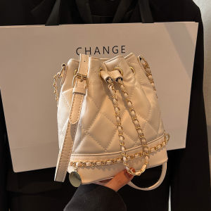 กระเป๋าสะพายข้างทรงถังลายสี่เหลี่ยมผืนผ้าแบบใหม่ปี 2025 สำหรับผู้หญิง กระเป๋าสะพายข้างแบบสะพายข้าง สายโซ่โลหะผสม กระเป๋าสะพายข้างแบบลำลอง กระเป๋าสะพายข้าง PU ทรงสี่เหลี่ยมผืนผ้าลายสี่เหลี่ยมผืนผ้า