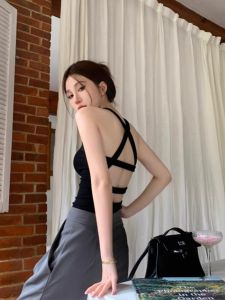 เสื้อกั๊กสายเดี่ยวเปิดหลังสำหรับผู้หญิง เสื้อโยคะ ชั้นในแบบสวมคอกลม ชุดชั้นในแบบมีแผ่นเสริมหน้าอก ทรงสลิมฟิต แขนกุด ทรงเข้ารูป