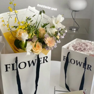 HUI ถุงกระดาษ สีขาว ถุงFLOWER ถุงหูหิ้วเชือก สีดำยาวอยู่  ใส่ดอกไม้ ใส่ของขวัญ สะพายข้างได้ค่ะ พร้อมส่งด่วน