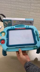 Bảng vẽ tự xóa bảng viết tự xóa có 4 chân.