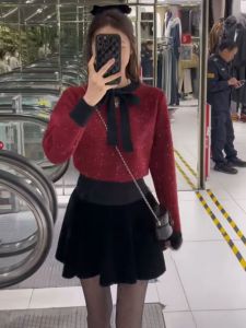 เสื้อสเวตเตอร์ถักสไตล์ฝรั่งเศสสำหรับผู้หญิงในฤดูหนาวปี 2023 เสื้อสเวตเตอร์คอวีแขนยาวสีแดงใหม่ปี 2023 ทรงหลวมๆ ดีไซน์เรียบง่าย