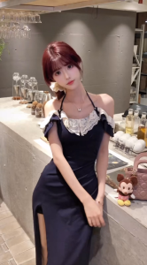 แม็กซี่เดรส สีกรม แขนกุด แต่งผ้าลูกไม้ระบายรอบคอ ติดโบว์ มีสายผูกคล้องคอ กระโปรงทรงเอ ผ้าโพลิเอสเตอร์ ใส่สบาย ชุดไปทะเล #8079