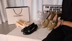 รองเท้าคัทชูส้นแบน สูง 4.5cm หัวมน หนังpuนุ่ม พี้นนิ่ม น้ำหนักเบา พื้นมีกันลื่น หน้าเท้าแต่งดอกไม้ พื้นมีกันลื่น รองเท้าข้าราชการ #sy192