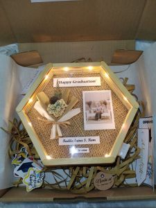 Hexa Frame | Kado Unik Kado Ulang Tahun Wisuda Anniversary dll. kekinian bingkai Hexa Bunga kering Baground tulisan Putih