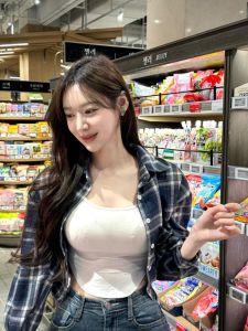 Áo Sơ Mi Kẻ Caro Cổ Polo Tay Dài Dáng Rộng Ngắn Mùa Hè Cho Nữ Áo Khoác Ngoài Chống Nắng Mỏng Lót Lụa Phong Cách Hàn Quốc