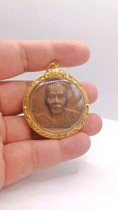 K702 หลวงพ่อเพี้ยน วัดเกริ่นกฐิน หลัง หนุมาน ปี 47 เนื้อทองแดง ขนาด 4.5x4.5 cm กรอบพระ ทองไมครอน