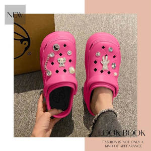 DMshoes .ราคาสุดคุ้ม รองเท้าแตะหัวโตเสริมส้น ยางคุณภาพดีแถมฟรีตัวติดรองเท้าลายการ์ตูนสุดเท่ สายคลูเท่ๆห้ามพลาด