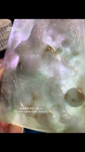 缅甸语玉🔮紫罗兰 ➕ 翠绿 ➕黄飘花💁‍♀️ #三色翡✅ 非常值得🙆🏻‍♀️🌿 Tri-color Jadeite Guan Gong CarvingThis jadeite piece shows a natural mix of lavender green and golden tones.