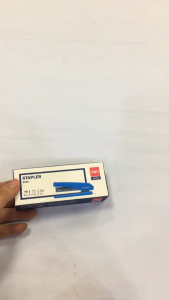 Máy dập kim Deli E0229 - màu kem - CHỨ ĐƯỢC 2 THANH KIM
