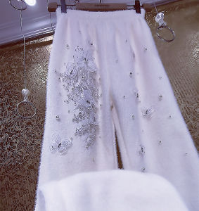 กางเกงขายาวทรงหลวมสไตล์เกาหลี ขนกระต่าย ประดับลูกปัด ทรงเข้ารูป ทรงเข้ารูป ลายผีเสื้อ กระดุมสีขาว กางเกงขายาวทรงหลวม
