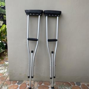 Tongkat Ketiak Anak / Alat Bantu Jalan Anak (Egrang / Krek Ketiak / Kruk Ketiak / Kruk Crutch)