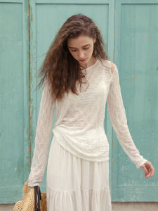 เสื้อยืดแขนยาวทรงสลิมฟิตสำหรับผู้หญิงในช่วงฤดูร้อน สีขาว ทรงเข้ารูป คอตั้ง ดีไซน์เรียบง่าย เสื้อผ้าทำงานสไตล์ย้อนยุค