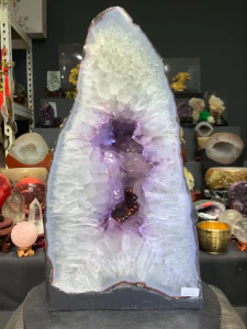nice amethyst geode thickness 金火形💯天然紫晶洞 高挑49.5cm👍 玻璃体晶牙 非常净透✅ 稀少红玛瑙环绕着边部 助健康👍 高height: 49.5cm 宽width: 26.5cm x 12.5cm 洞hole: 5.5cm 重weight: 20kg 📍Johor Bahru 区可自行取货或邮寄服务