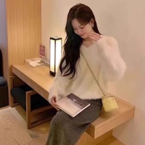 Karrar betsey | Áo Len Mềm Mại Trắng Sữa Dày Dặn Cổ V Cho Mùa Thu Đông