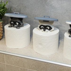 1Pc Adorable 3D Printed Raccoon Toilet Roll Paper Holder White Plastic Playful Bathroom Decor Tissue Holder with Lid Decoration