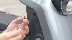 Móc treo mũ bảo hiểm gập gọn hợp kim nhôm cao cấp