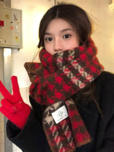 ผ้าพันคอไหมสีแดงลายสก็อตสไตล์เกาหลีฤดูหนาว ผ้าคลุมไหล่ ผ้าคลุมคอ ผ้าพันคอแบบหนา ผ้าไหม ผ้าโพลีเอสเตอร์ ผ้าฝ้าย ผ้าโพลีเอสเตอร์
