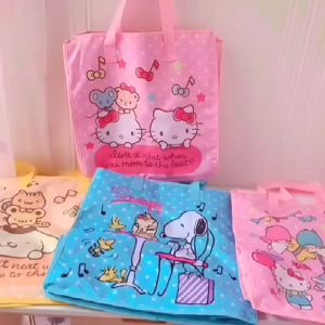 ถุงใส่ของ เดินตลาด Sanrio Character ไซส์จัมโบ้ มีสายหิ้ว   ตัวซิปเป็นแบบซิปคู่ เปิด-ปิดได้สะดวก ขนาด 43×43×30 cm