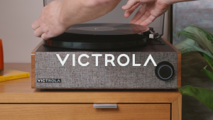 Victrola Eastwood LP Record Player เครื่องเล่นแผ่นเสียง พร้อมลำโพงในตัว บลูทูธ อิน - เอ้าท์