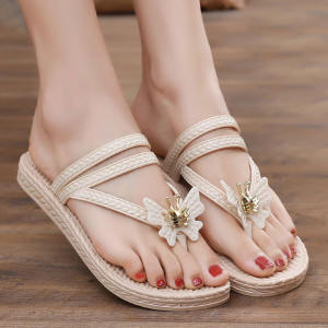 รองเท้าแตะส้นแบนผูกโบว์ลายผีเสื้อสำหรับผู้หญิงในช่วงฤดูร้อนป้องกันการลื่น ส้นแบน รองเท้าแตะชายหาดแบบสวมสบาย รองเท้าแตะแบบสวมสบาย