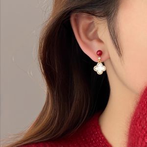 ต่างหูรูป Clover Leaf สีแดง สำหรับผู้หญิง ช่วงฤดูหนาว เครื่องประดับแฟชั่น เครื่องประดับหู สไตล์ใหม่ 2025 ต่างหูคู่