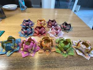 Small lotus (red) (buy 5 free 1) (买5送1)极乐世界手掌🖐️纸折莲花 拜祖先 清明 (红)