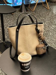 Large Capacity Bucket Handbag Womens Fashion Summer 2025 Luxury Lightweight Handbag Shoulder Bag Carry-On Bag Soft Handle