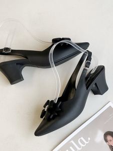 รองเท้าแตะผู้หญิงพื้นแบนทรงหัวแหลมแบบผูกโบว์ลายผีเสื้อ รองเท้าแตะชายหาด พื้นยาง รองเท้าแตะแบบสวม สไตล์เกาหลี ฤดูร้อน 2024