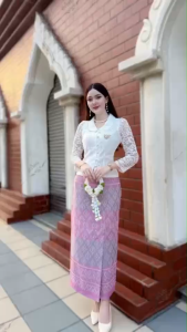 เสื้อลูกไม้อิตาลี่ คอบัว แขนยาว กระดุมผ้า งานเข้ารูปเข้าทรง ใส่กับผ้าถุง น่ารักๆ เรียบร้อยสุดๆ