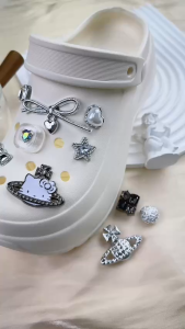 Bộ 10 Sticker Charm 3D chủ đề Mèo vũ trụ nhựa cứng gắn Dép Sục Cá Sấu MayTo JB-367